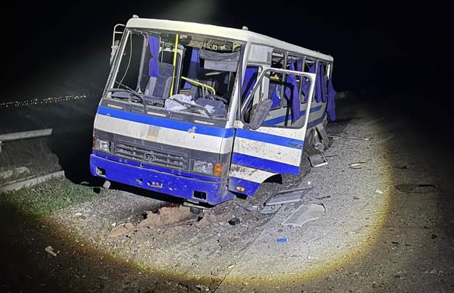 Автобус опинився в епіцентрі удару. ФОТО: ДСНС в Одеській області