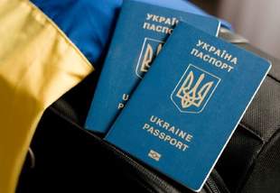 Українським чоловікам поновили можливість оформляти паспорти за кордоном