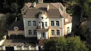 Незадеклароване майно: у Миколаєві родина депутатів виставила на продаж маєток на узбережжі