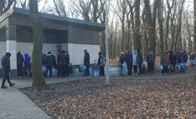 Odesa. Queuing for water at the pump room. PHOTO: Odesa City Hall