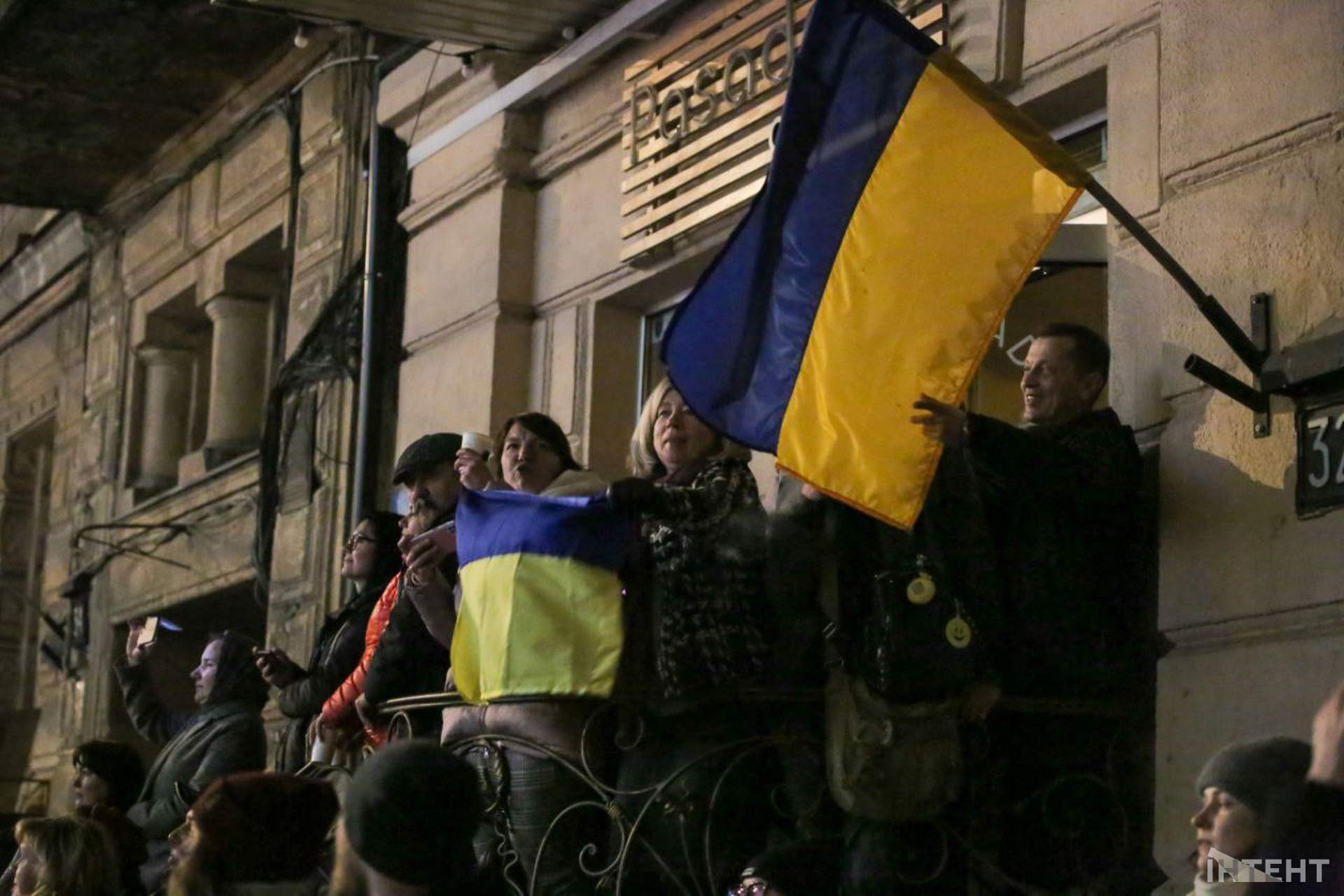 Швейцарський художник два дні поспіль розмальовує історичні будівлі в Одесі