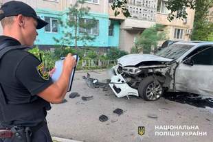 Во дворе многоэтажного дома в Одессе взорвался кроссовер: пострадал водитель