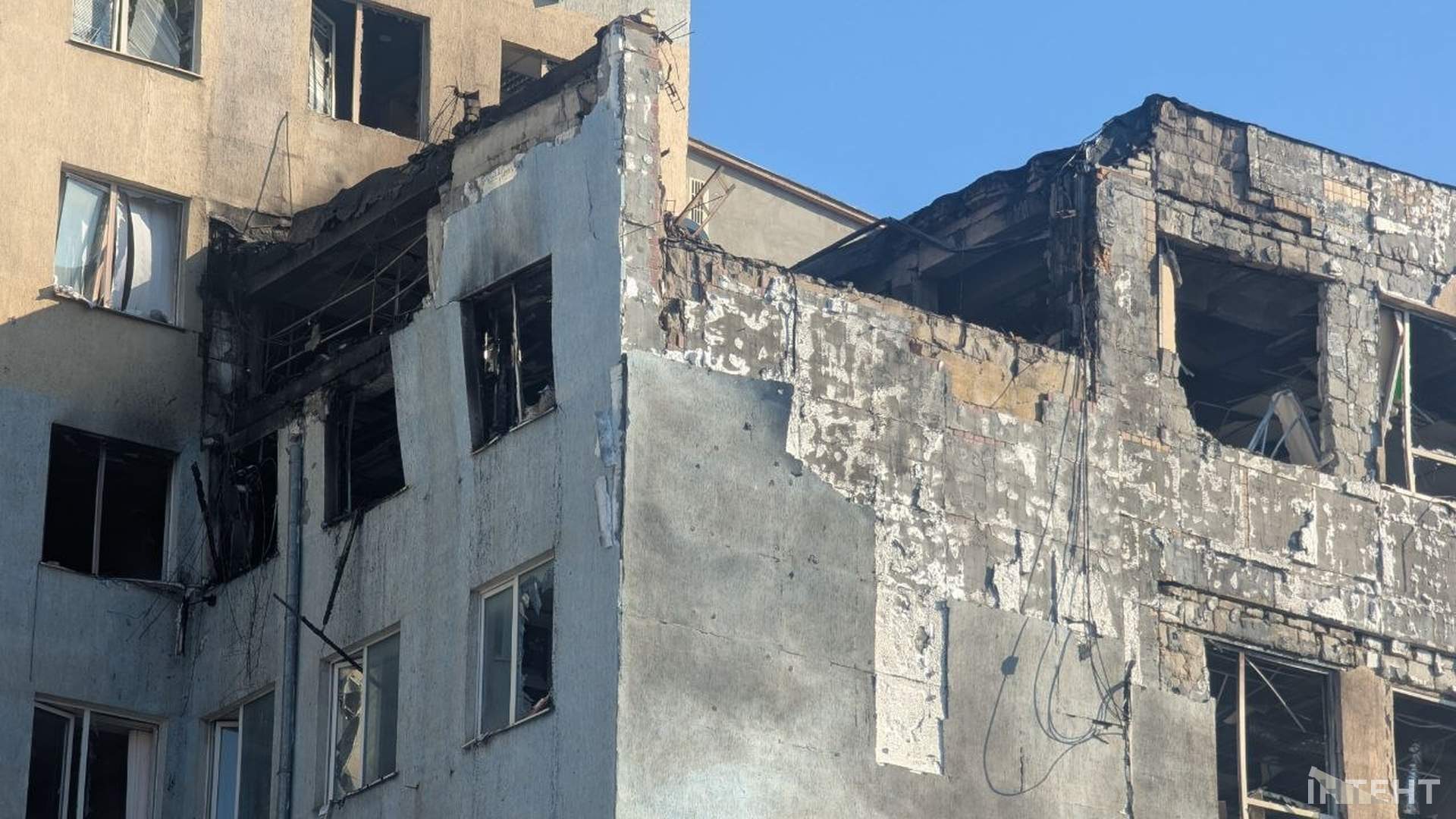Бізнес-центр в Одесі загорівся після удару рф, є постраждалий