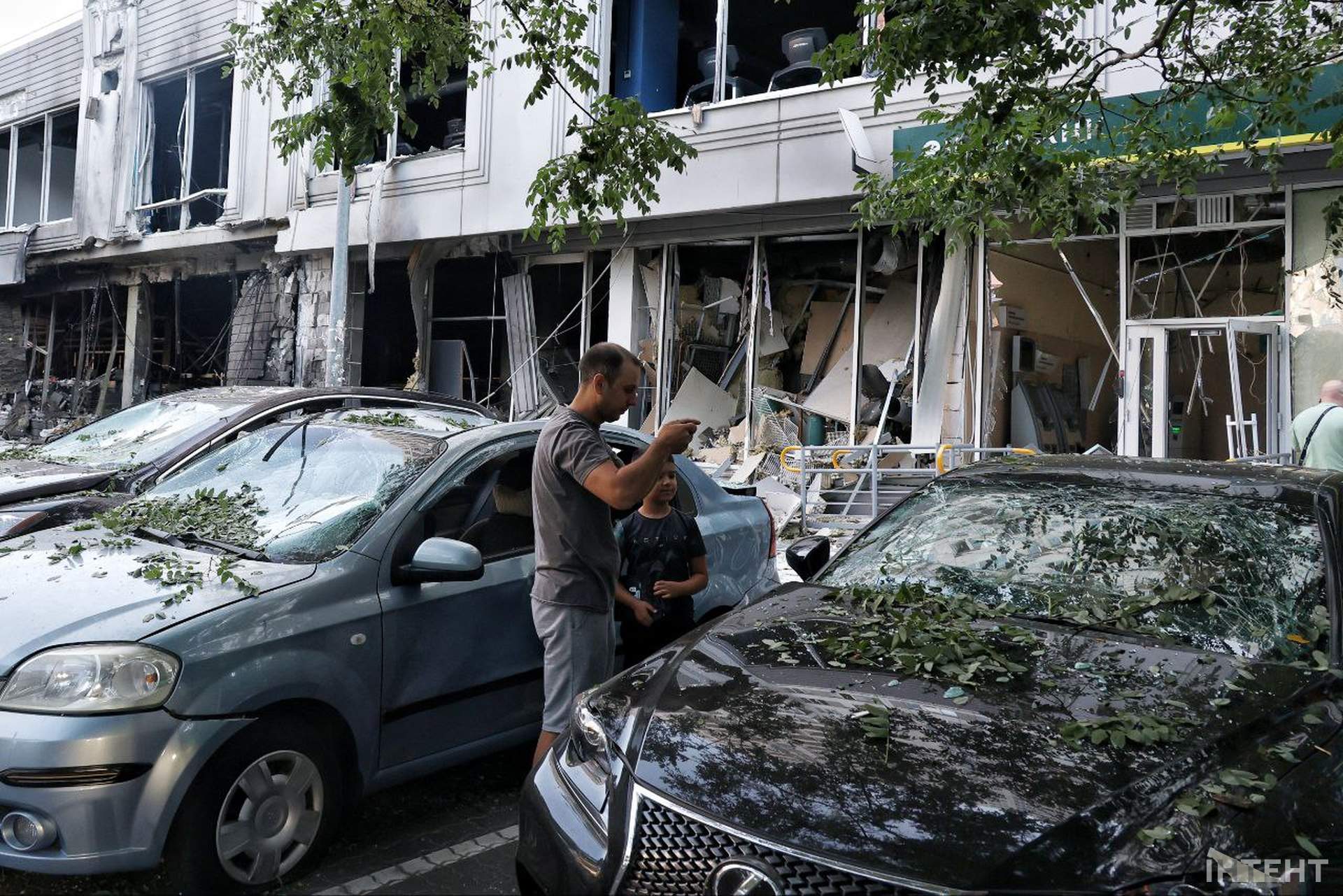 Внаслідок нічного обстрілу Одеси постраждали відділення банку та супермаркет