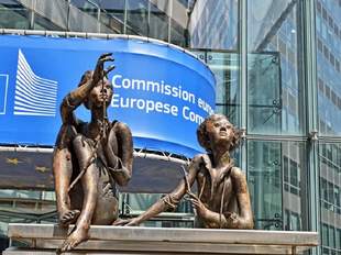 Єврокомісія засудила заборону на експорт українського зерна Польщею та Угорщиною