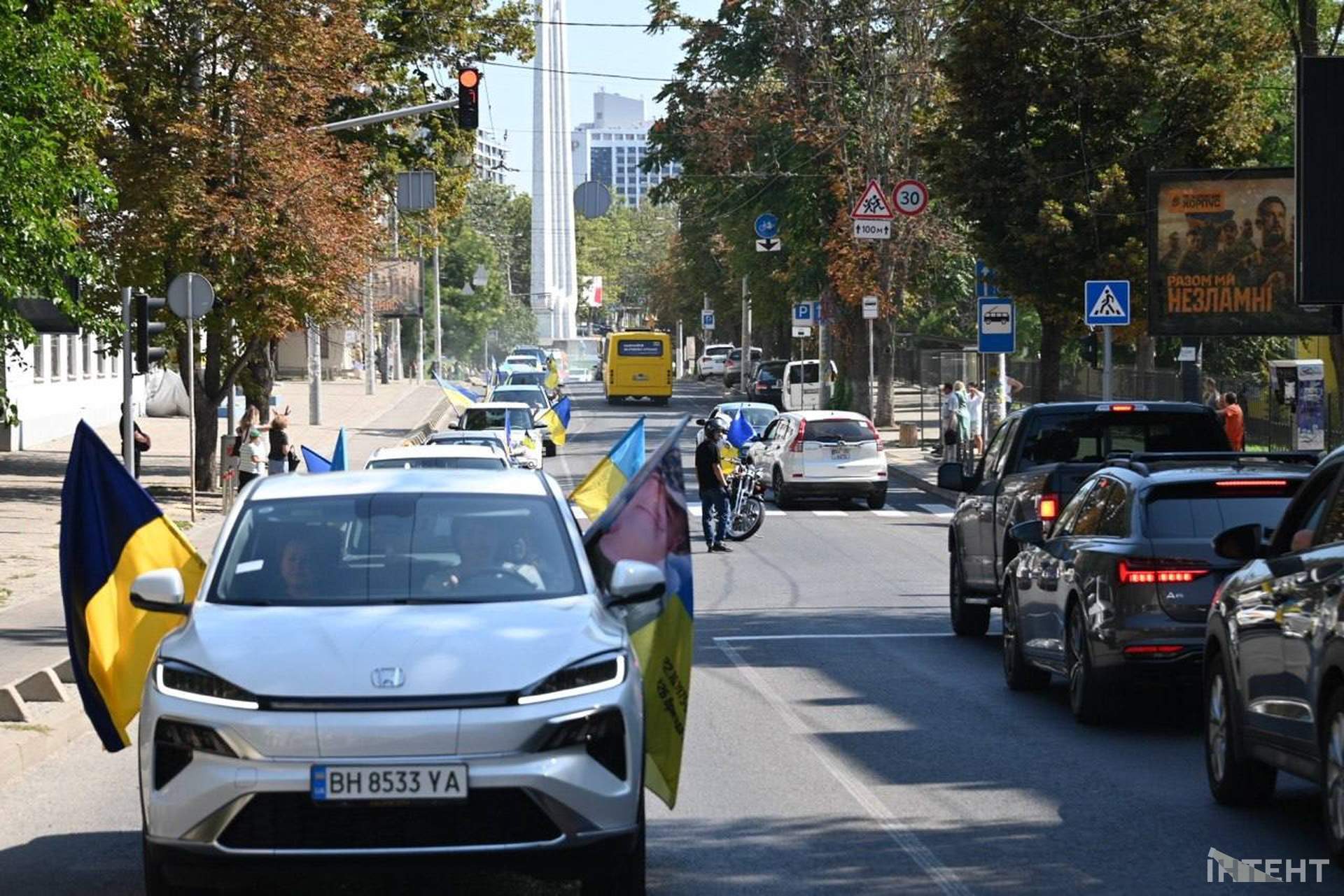 Одесити влаштували автопробіг із прапорами та фаєрами до Дня Незалежності