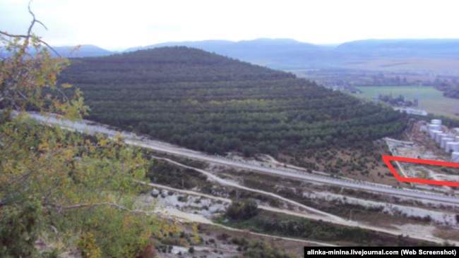 Територія забудови заводу на схилі. ФОТО: Аліна Мініна