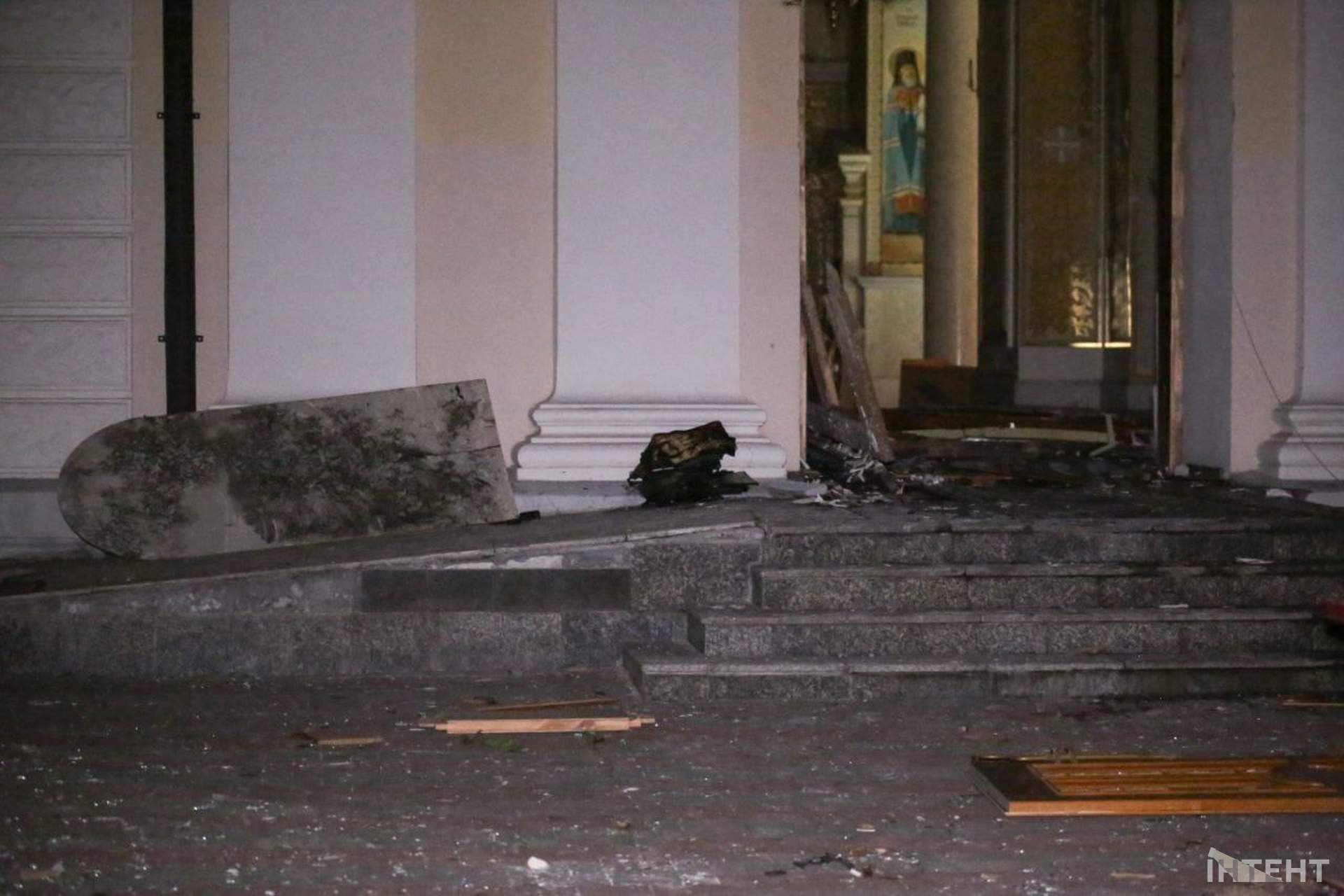 Наслідки нічної атаки росіян по Одесі в світлинах Інтента