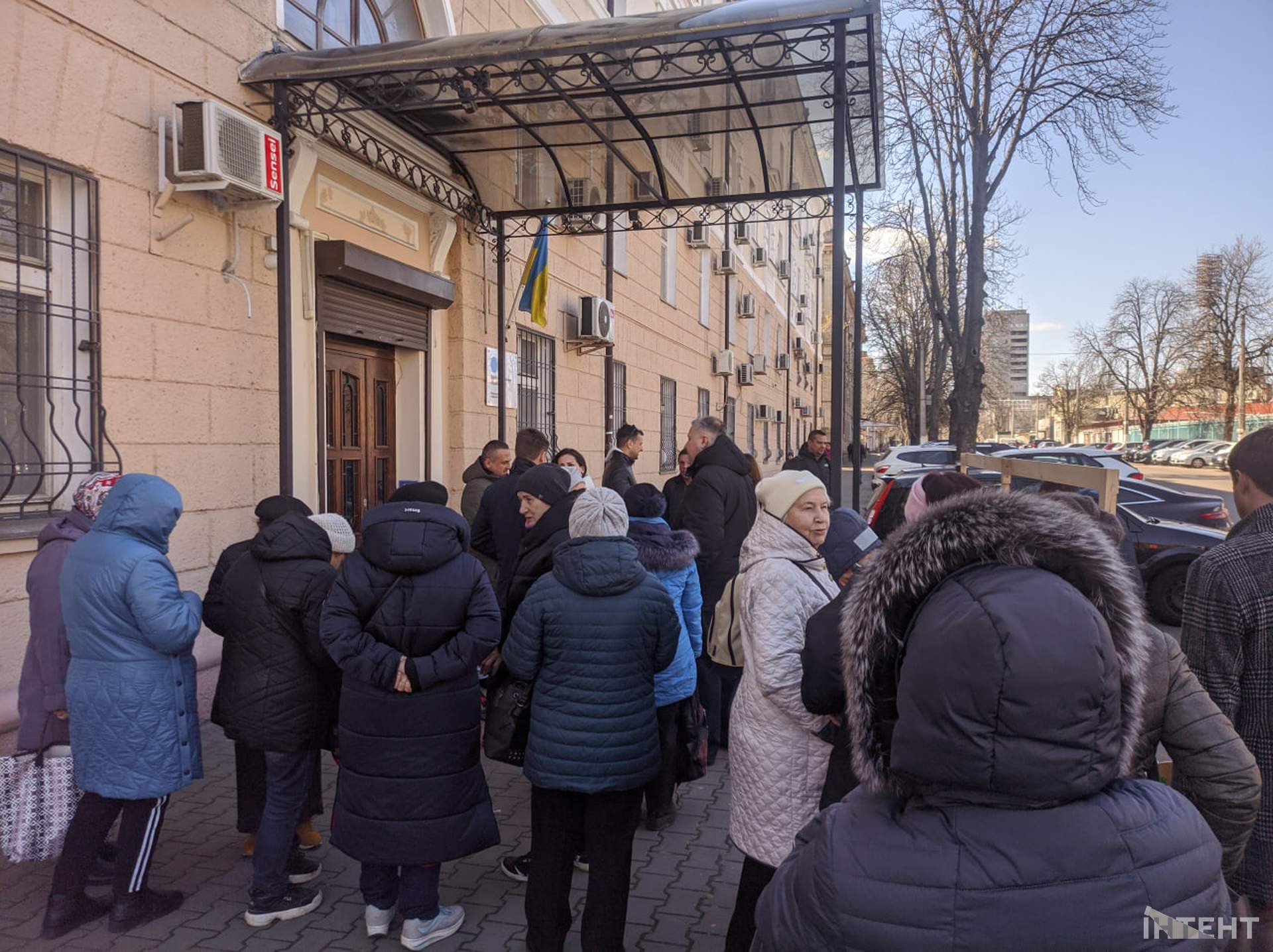 Одеські волонтери на знак протесту плетуть сітки біля податкової