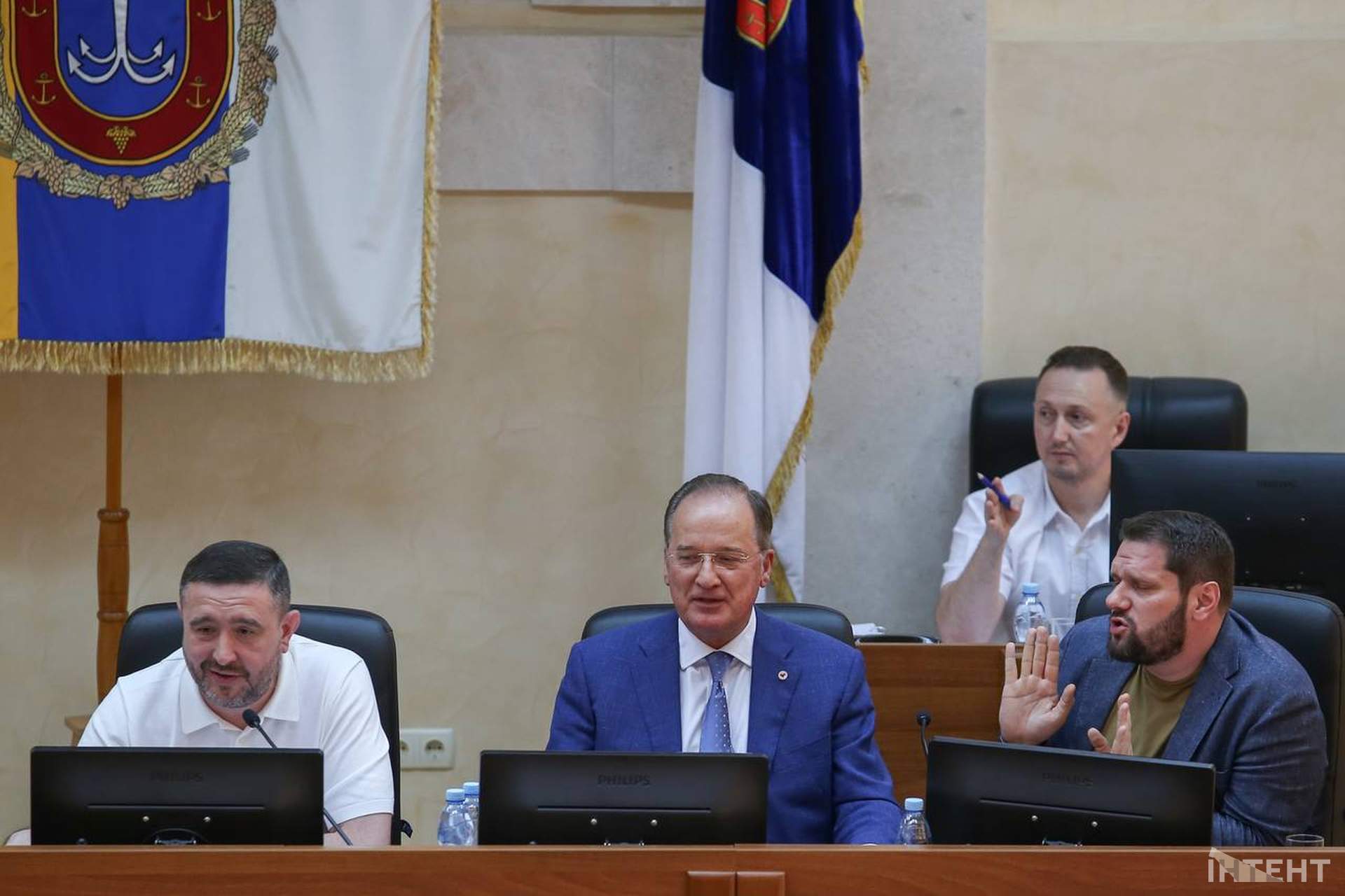 Бронювання охоронців замість медиків та підвищення зарплат: сесія Одеської облради у світлинах Інтента