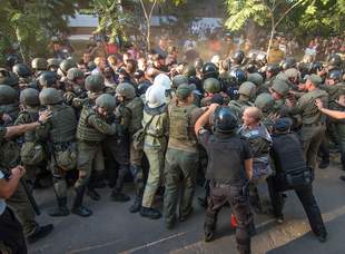 В столкновениях под зданием Черноморского суда пострадали 35 полицейских и бойцов Нацгвардии