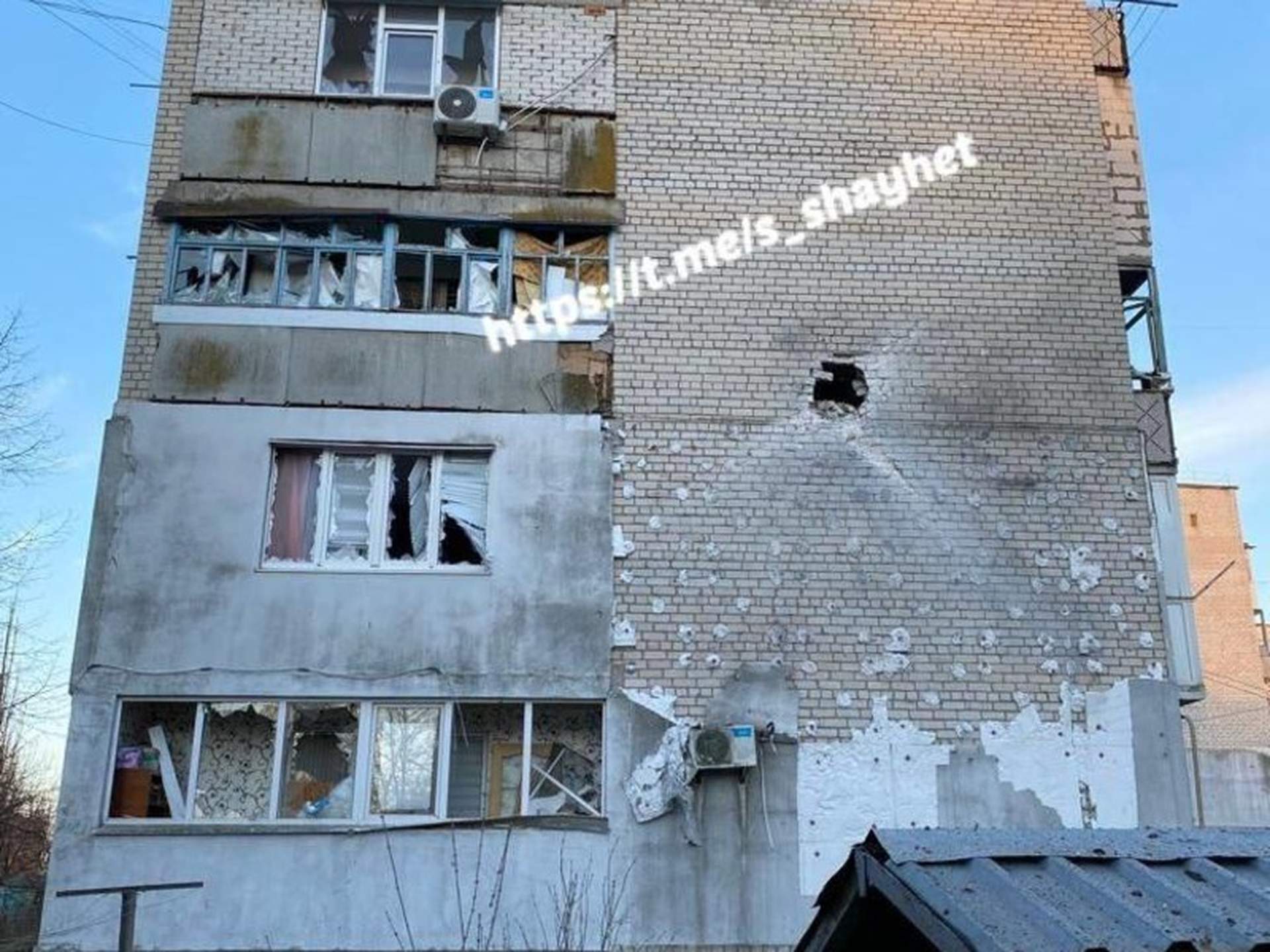 Внаслідок обстрілів в Очакові горіли автівки та житлові будинки