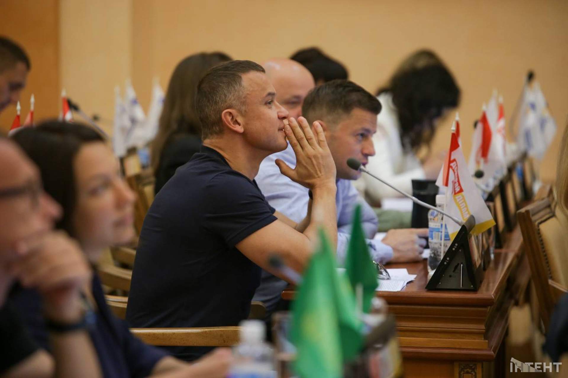 Бурхлива сесія та мітинг у світлинах Інтента