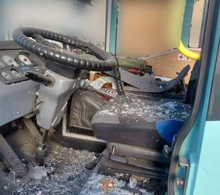 Окупанти вдарили по автобусу в центрі Херсона: є постраждалі