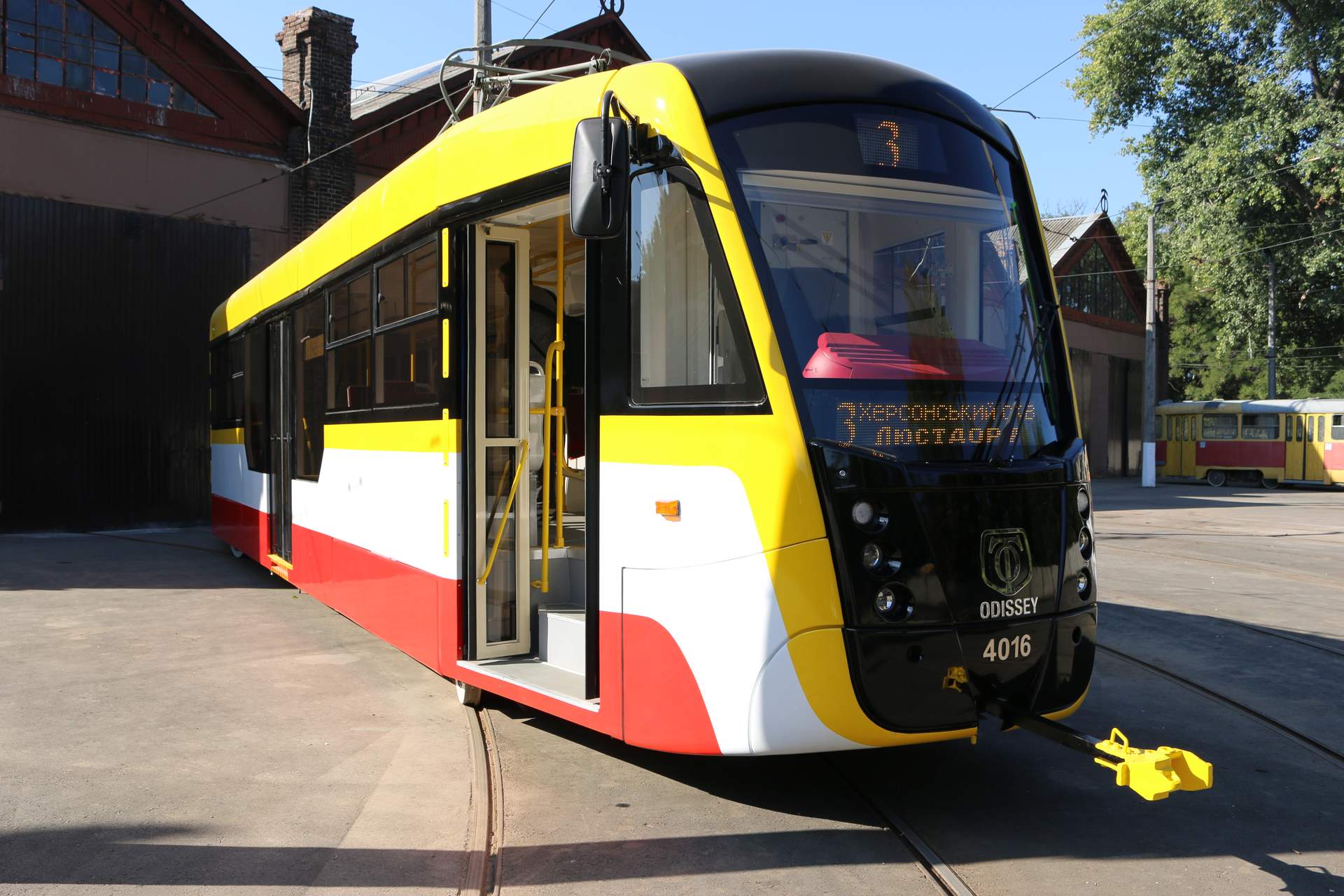 За дверима майстерень міського електротранспорту: новенький Odissey, тролейбус-поливач та ретровагон