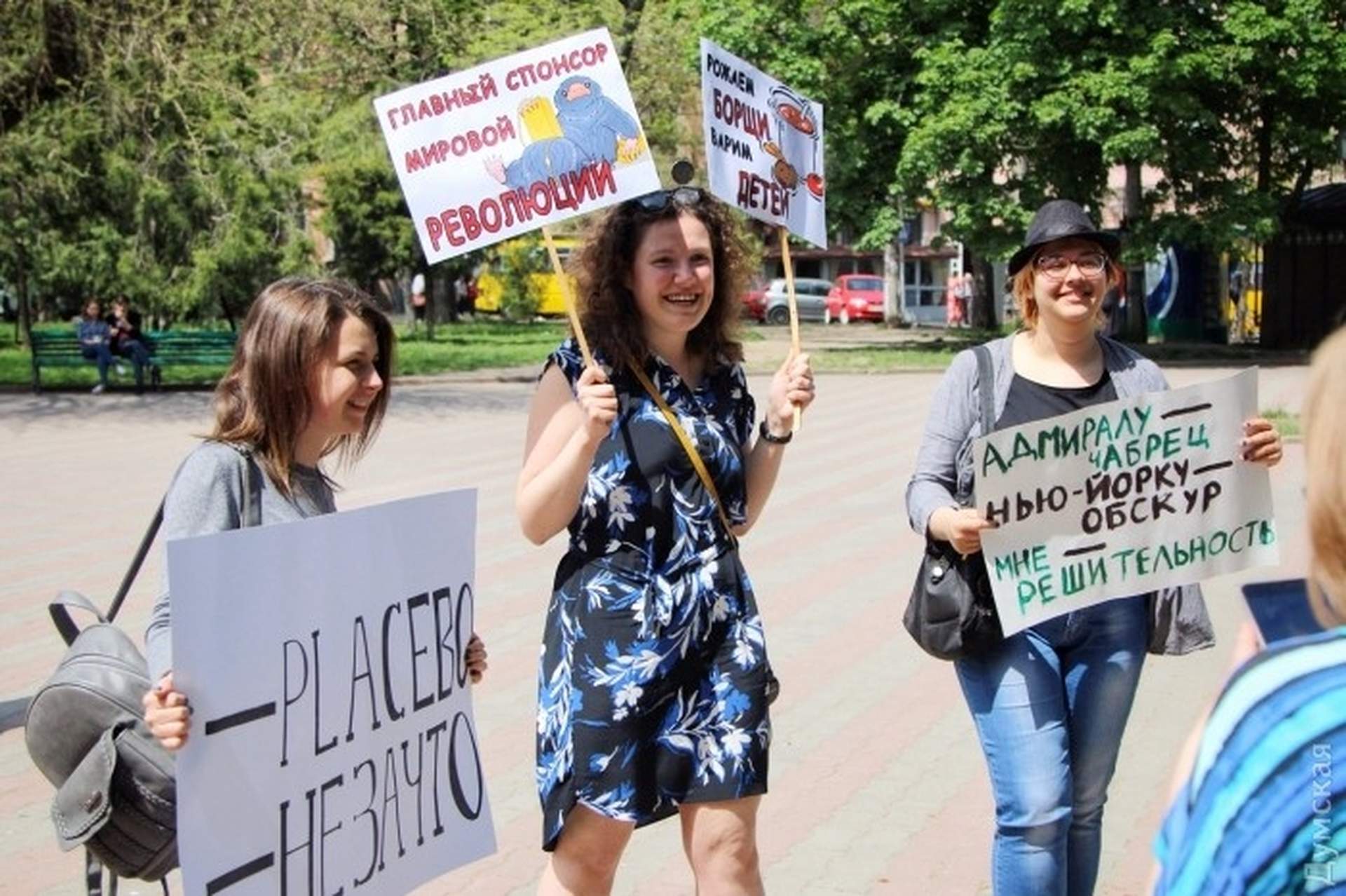 В центре Одессы "монстранты" в сопровождении человека-единорога встретились с агностиками