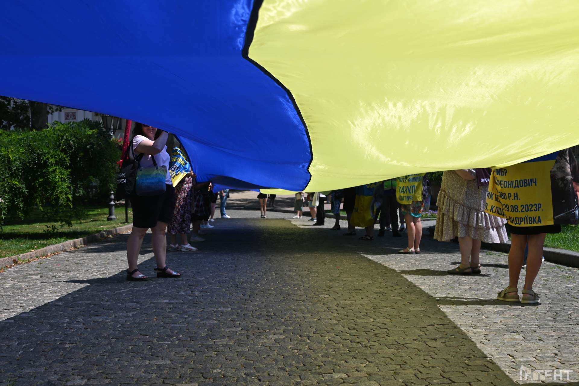 Родичі полонених розгорнули в Одесі 100-метровий прапор до Дня Конституції