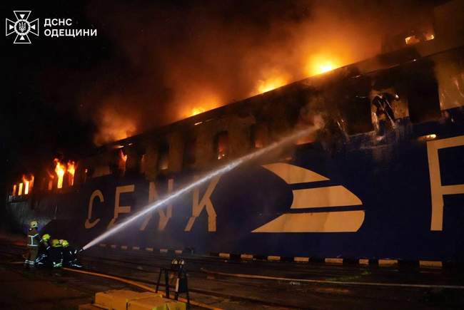 Судно падає від російського удару. ФОТО: ДСНС в Одеській області