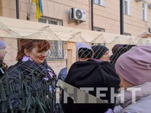 Одеські волонтери на знак протесту плетуть сітки біля податкової