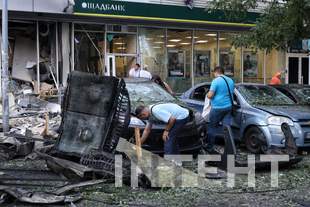 В результате ночного обстрела Одессы пострадали отделение банка и супермаркет