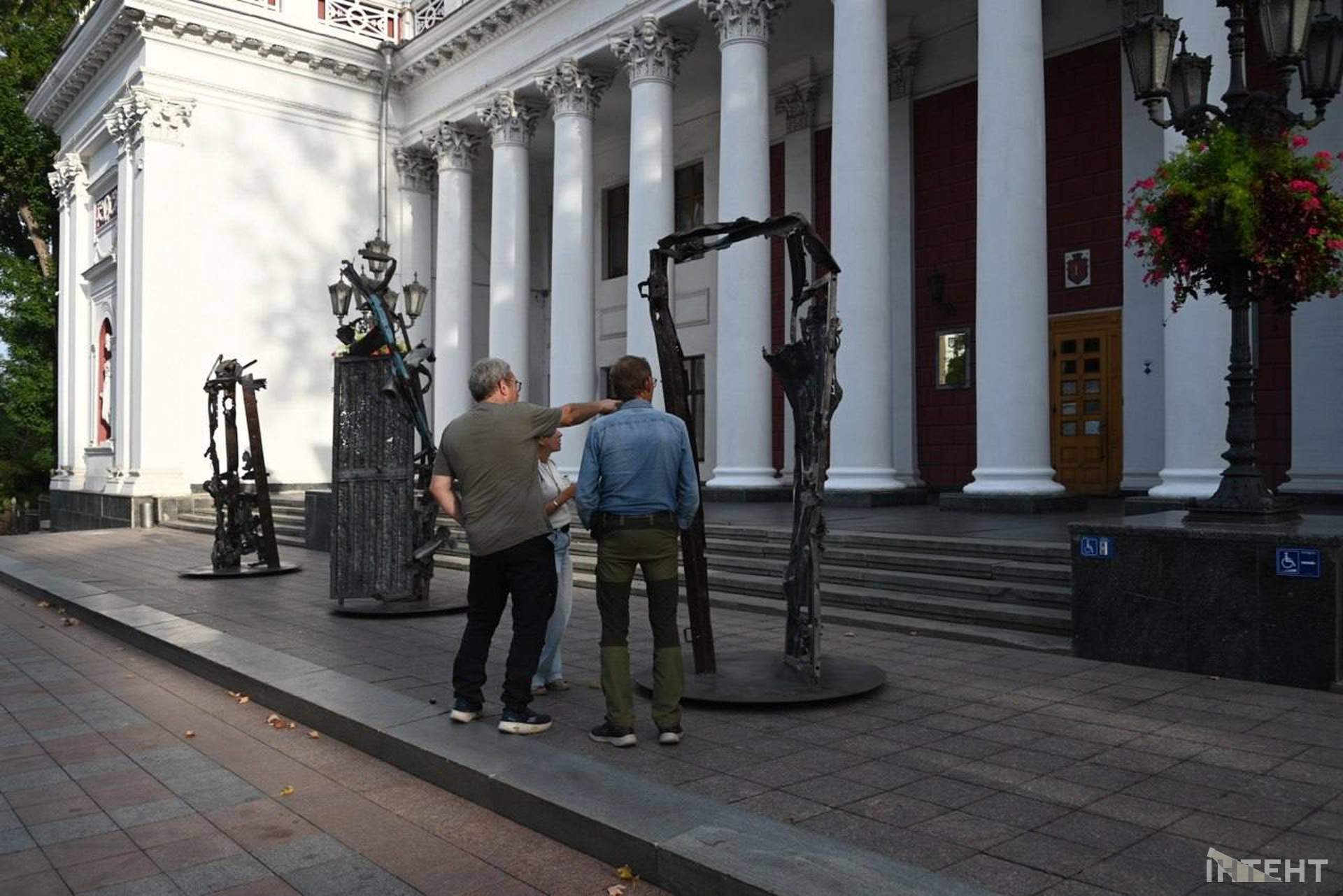 В Одесі перед мерією показали скульптури Реви з металу, пробитого уламками