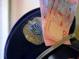 На Миколаївщині поліціянтів затримали на хабарі