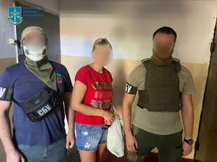 Коригувальницю вогню окупантів по Херсону звинуватили у державній зраді