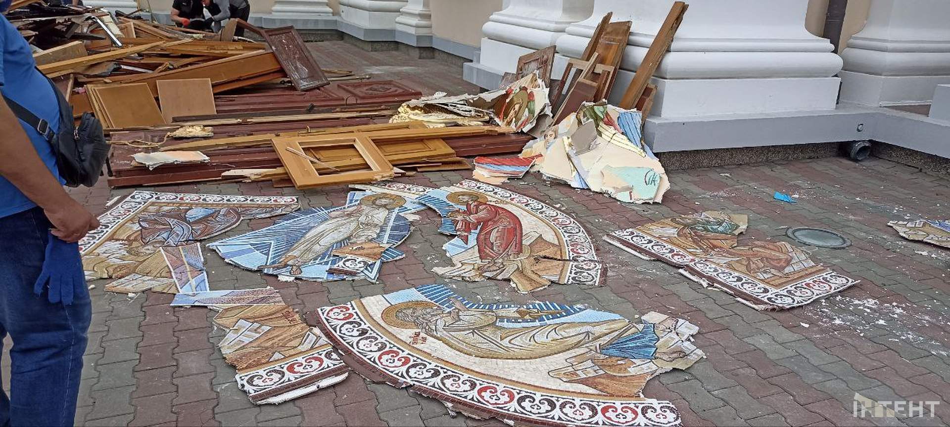Наслідки нічної атаки росіян по Одесі в світлинах Інтента