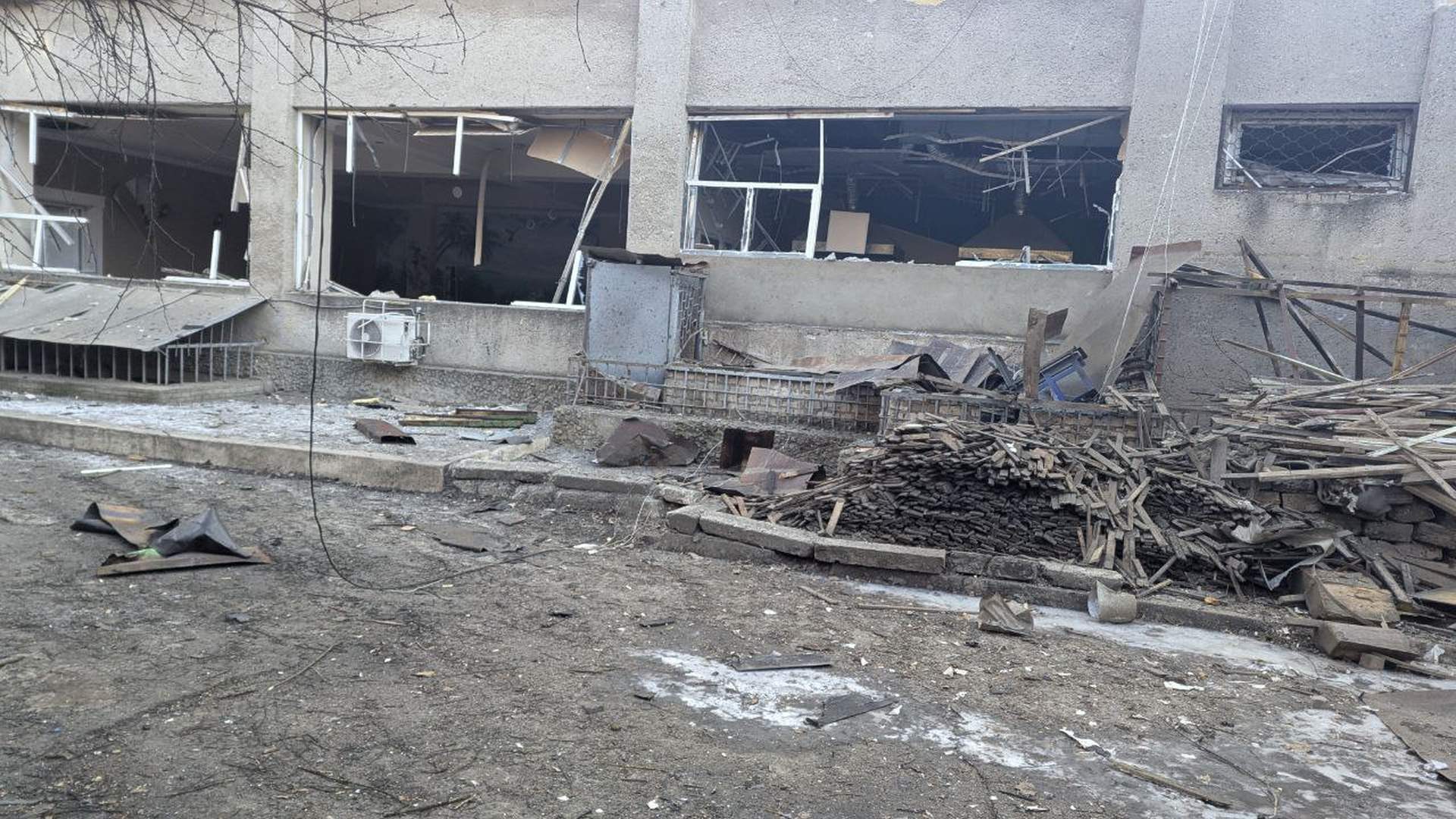 Внаслідок двох хвиль нічних атак в Одесі постраждали шість жителів