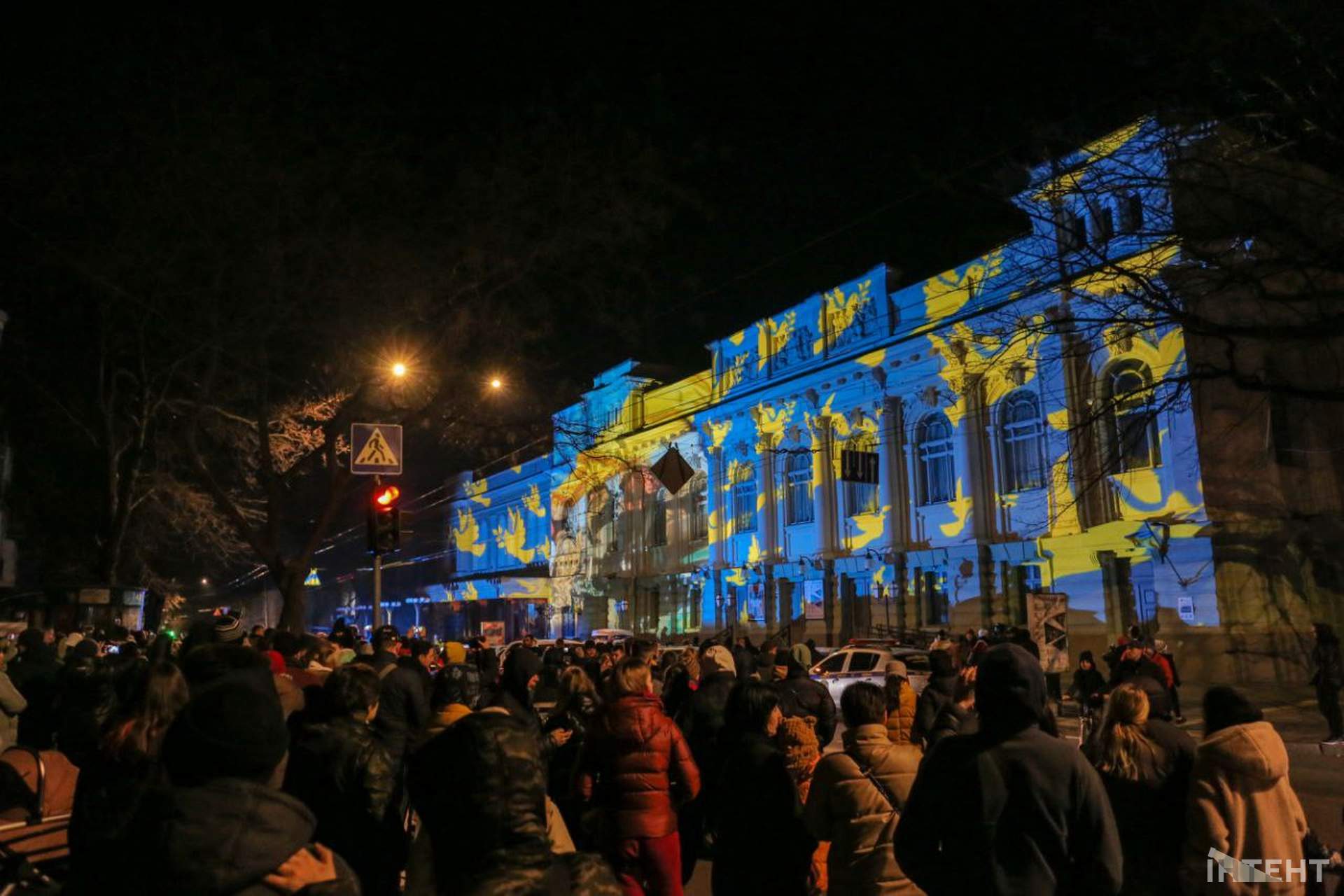 Швейцарський художник два дні поспіль розмальовує історичні будівлі в Одесі