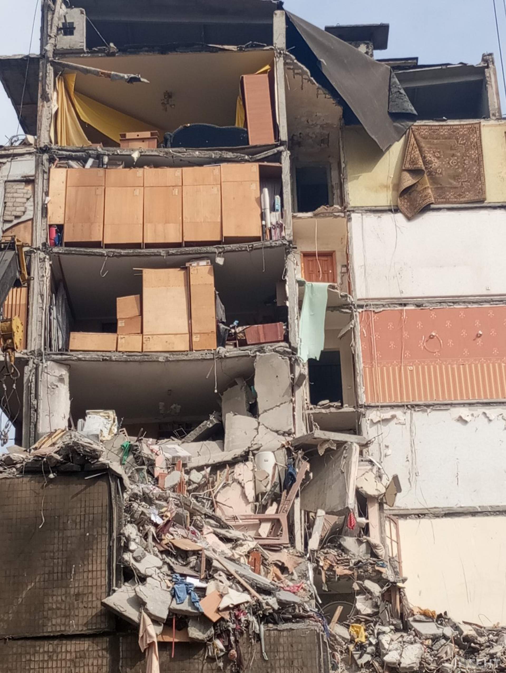 Одесити несуть іграшки та квіти на місце трагедії