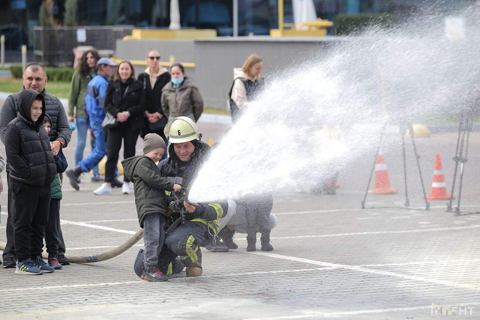 Одеситам розповіли про небезпечні предмети та вчили гасити пожежі