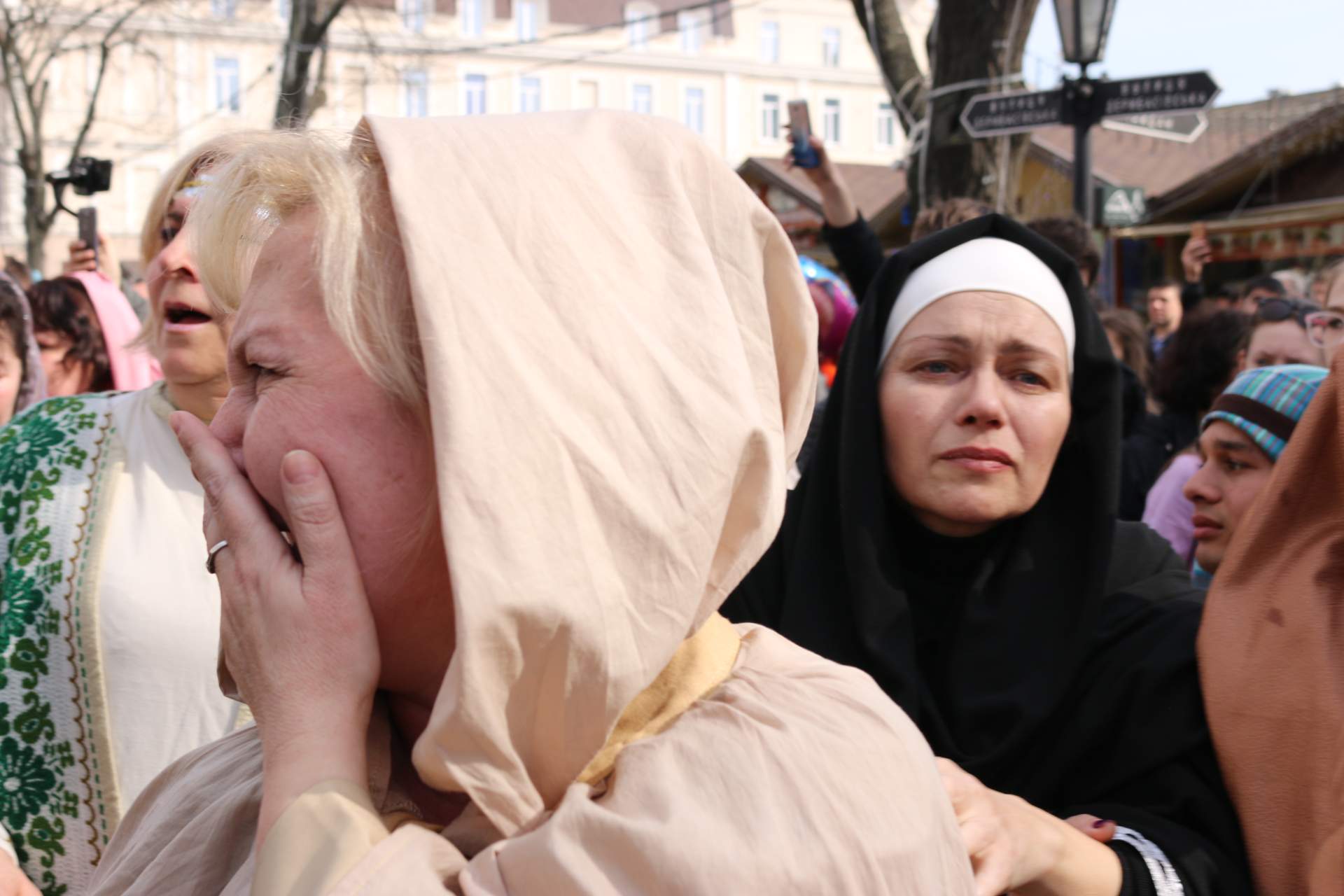 «Пасхальная реконструкция» в Одессе: плакальщицы, медвежьи шкуры и селфи с легионерами
