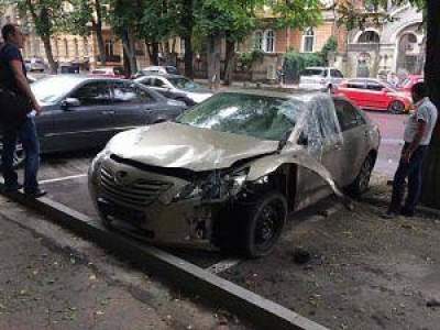 Полиция расследует взрыв автомобиля бомбой в центре Одессы