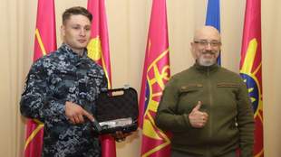 Моряка з Ізмаїла, який збив ворожий літак, нагородили зброєю