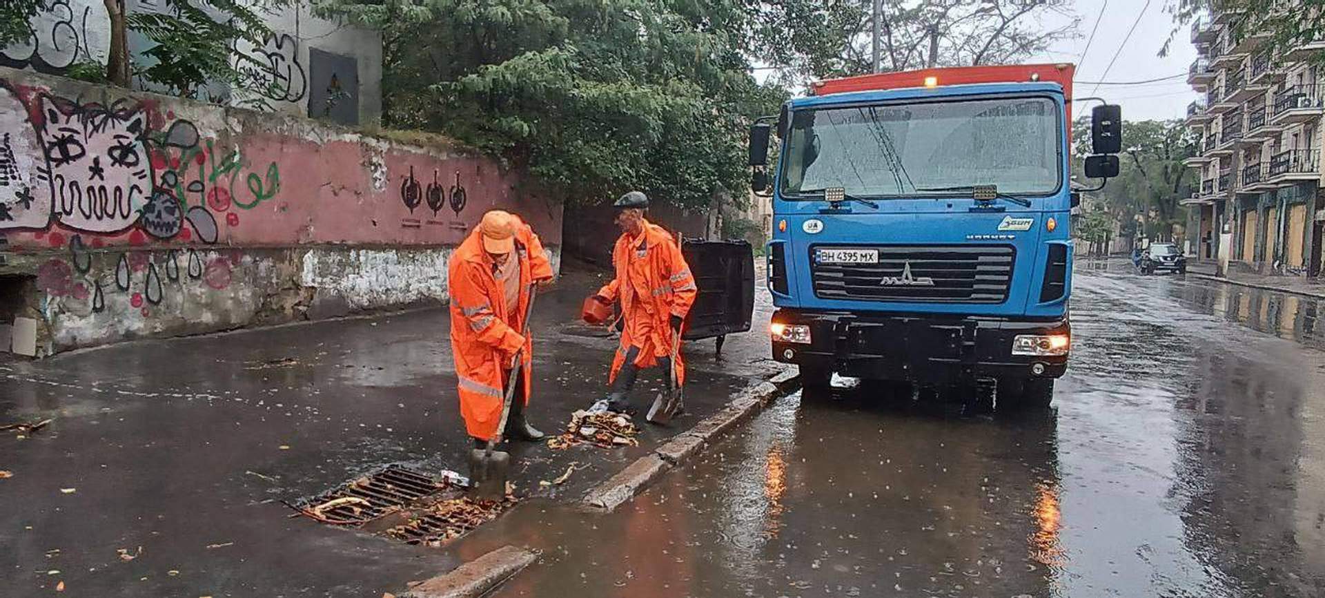 В Одесі відновили рух транспорту, що зупинили через негоду