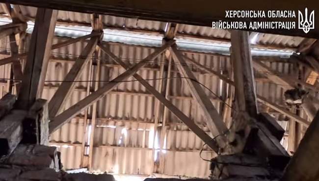Комунальники в Херсоні полагодили житловий будинок після удару російського дрона