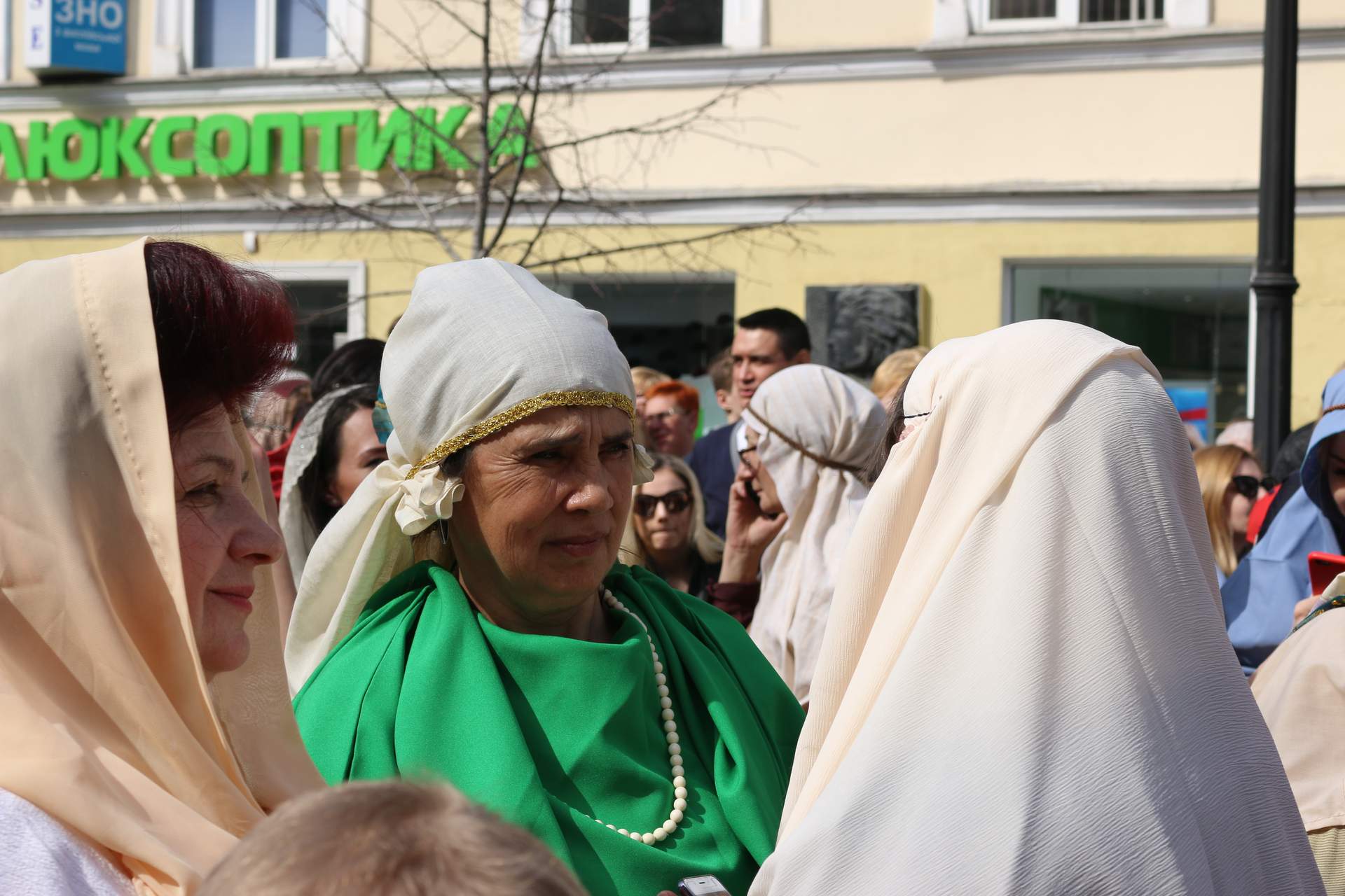 «Пасхальная реконструкция» в Одессе: плакальщицы, медвежьи шкуры и селфи с легионерами