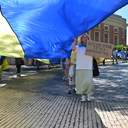 Родичі полонених розгорнули в Одесі 100-метровий прапор до Дня Конституції