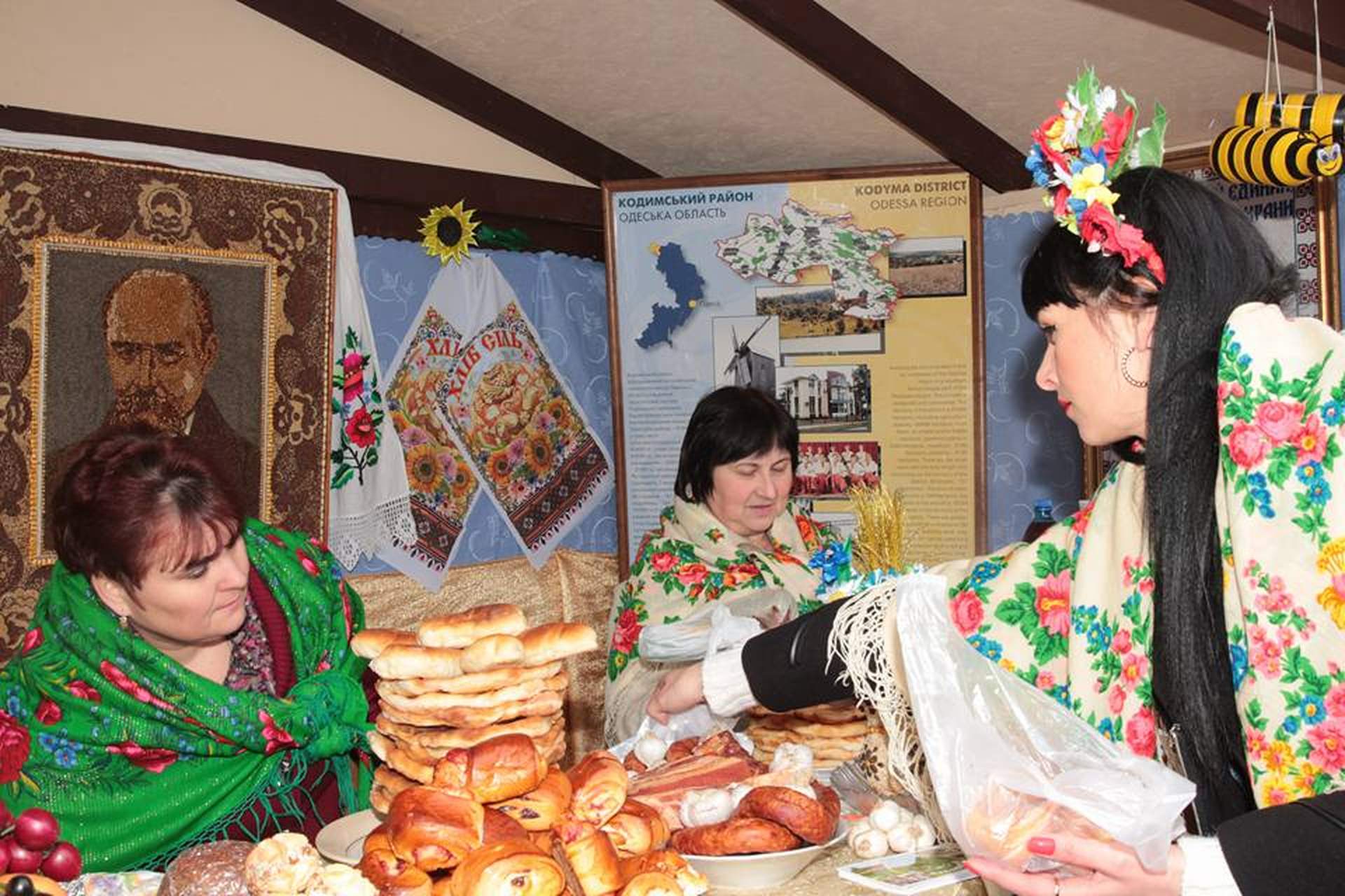 Возле Одесской ОГА хвастались сокровищами Одесской области