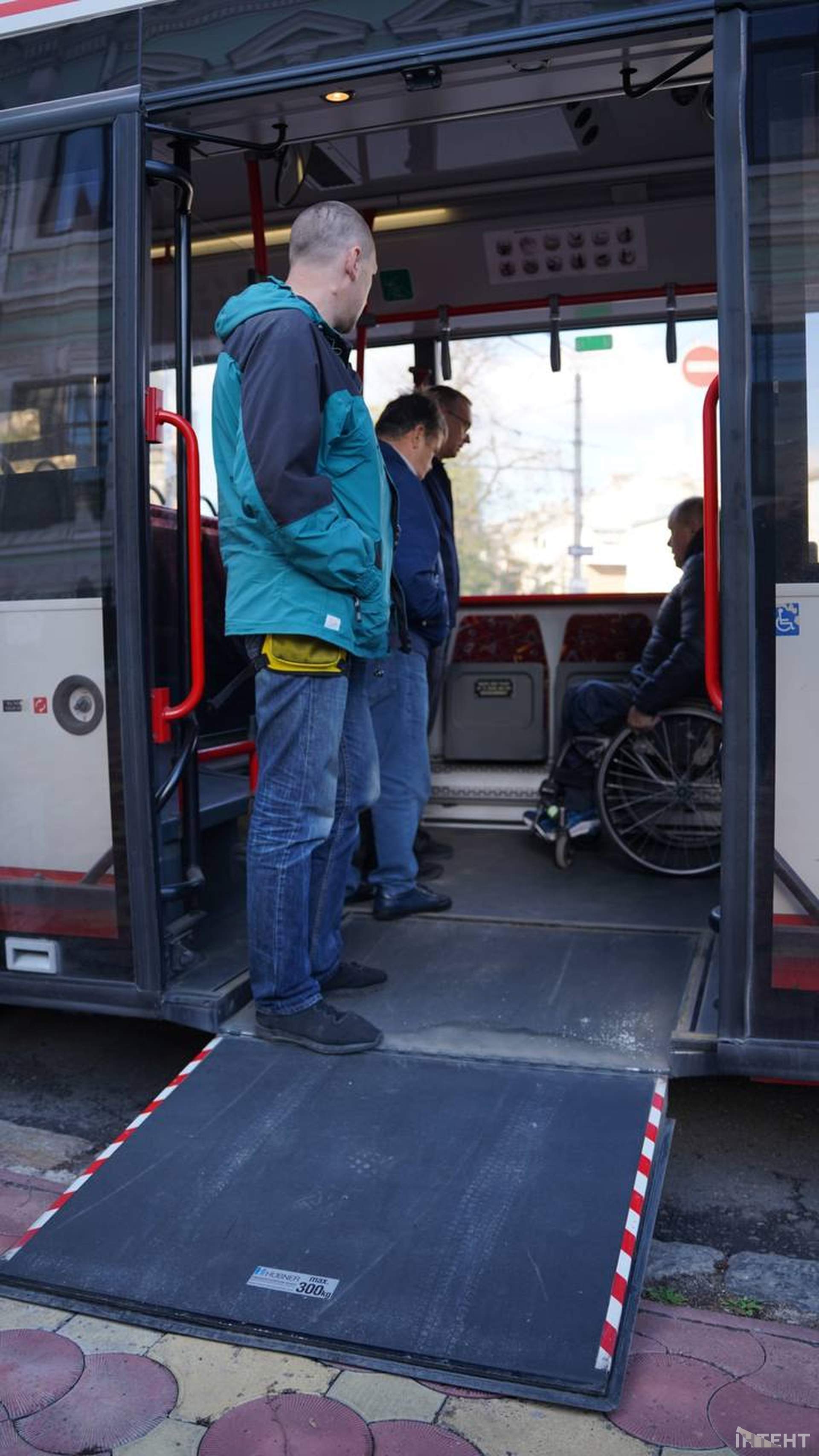 Одесі не вистачає інклюзивного транспорту попри те, що 20 нових автобусів стоять в гаражі