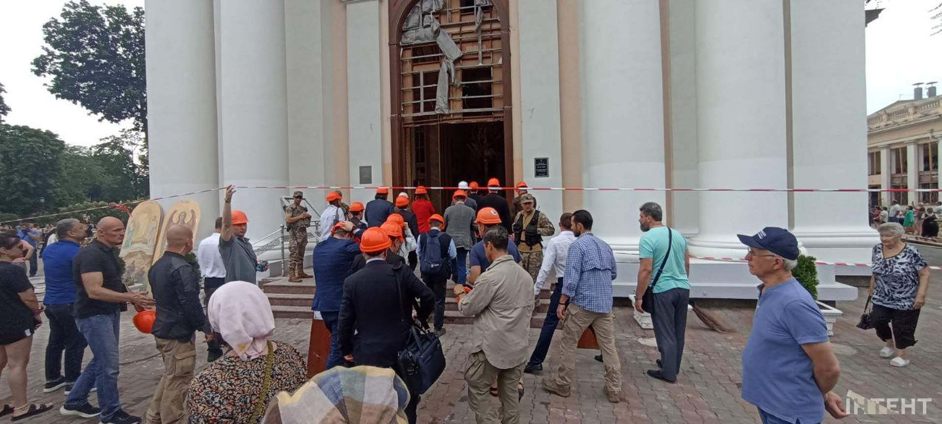 Наслідки нічної атаки росіян по Одесі в світлинах Інтента