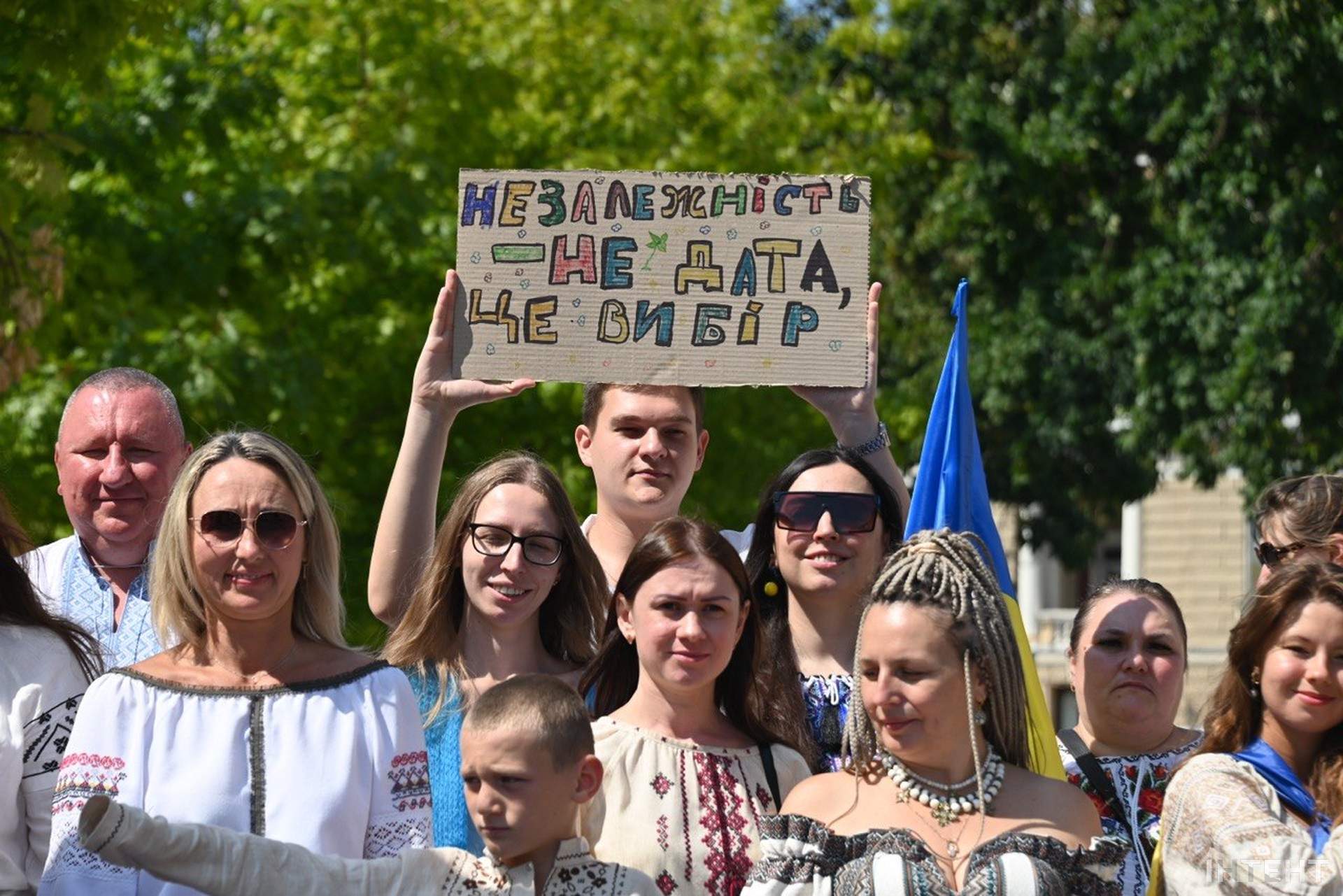 Одесити влаштували автопробіг із прапорами та фаєрами до Дня Незалежності