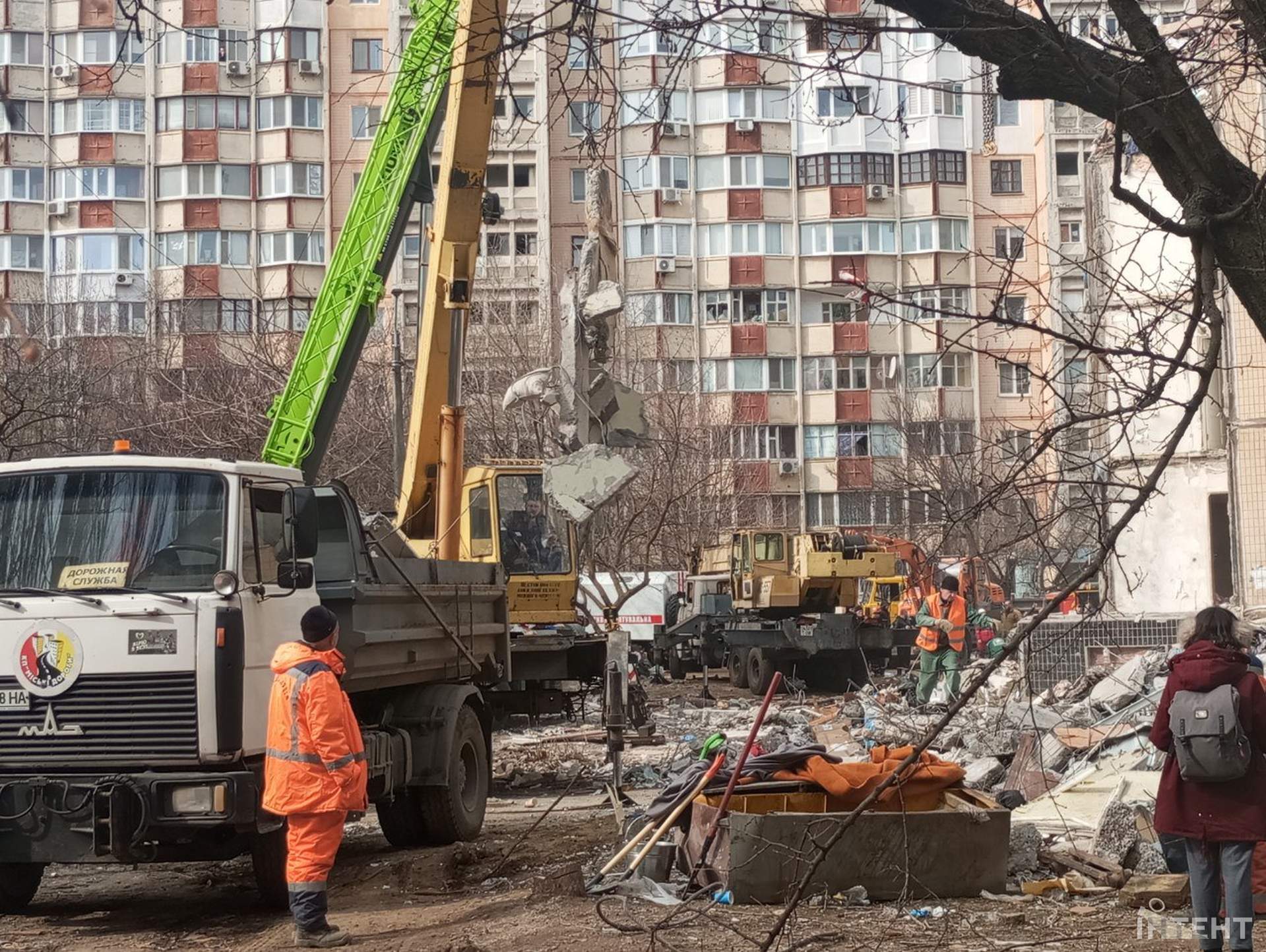 Одесити несуть іграшки та квіти на місце трагедії