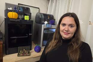Вона друкує перемогу: як херсонська волонтерка створює іграшки й деталі для дронів