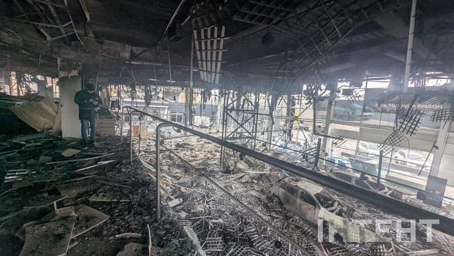 Знищений автосалон ФОТО: Інтент