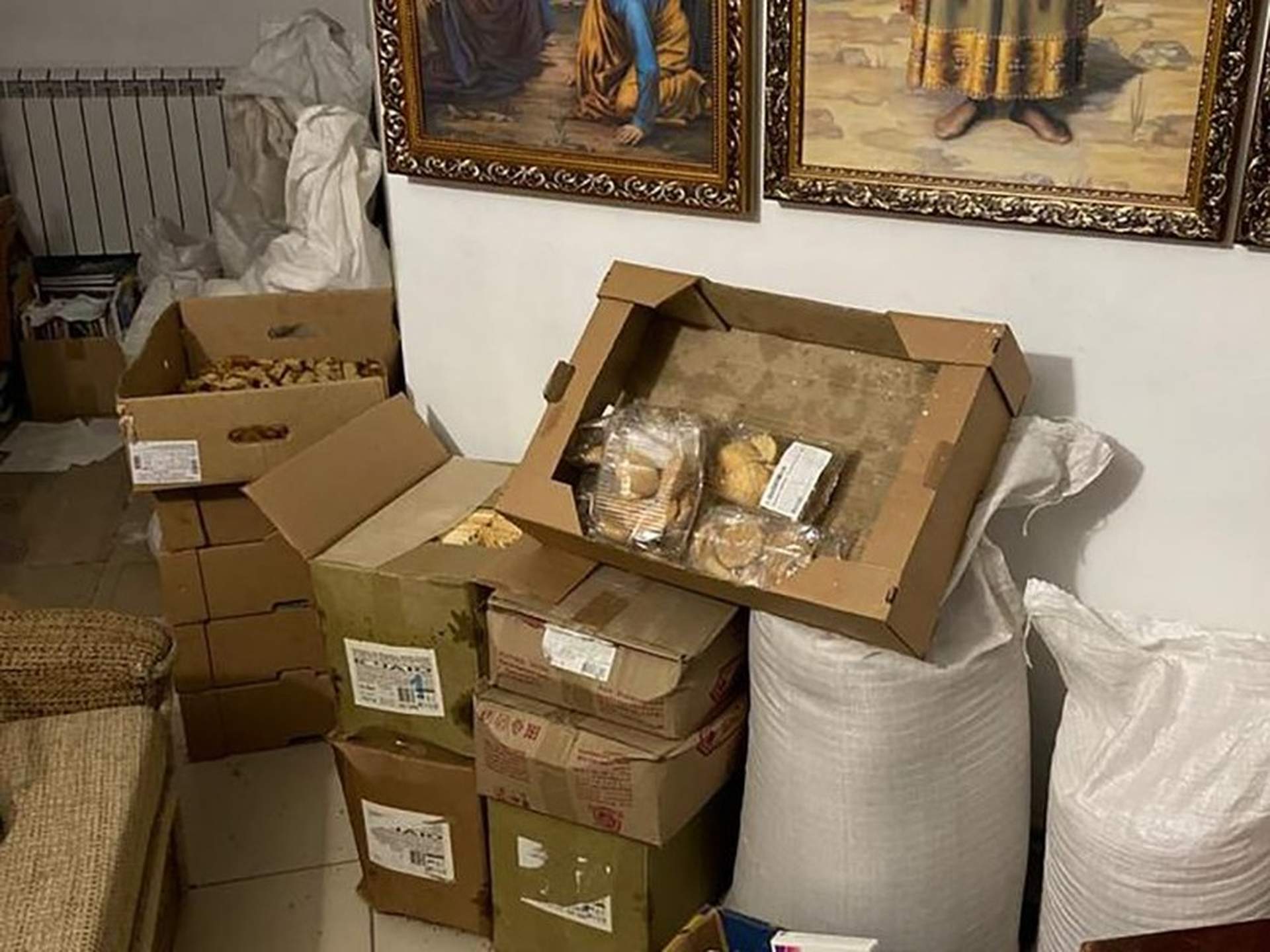 Агітаційні листівки об’єднання Медведчука та російські "триколори": СБУ викрила колишні склади окупантів на Херсонщині