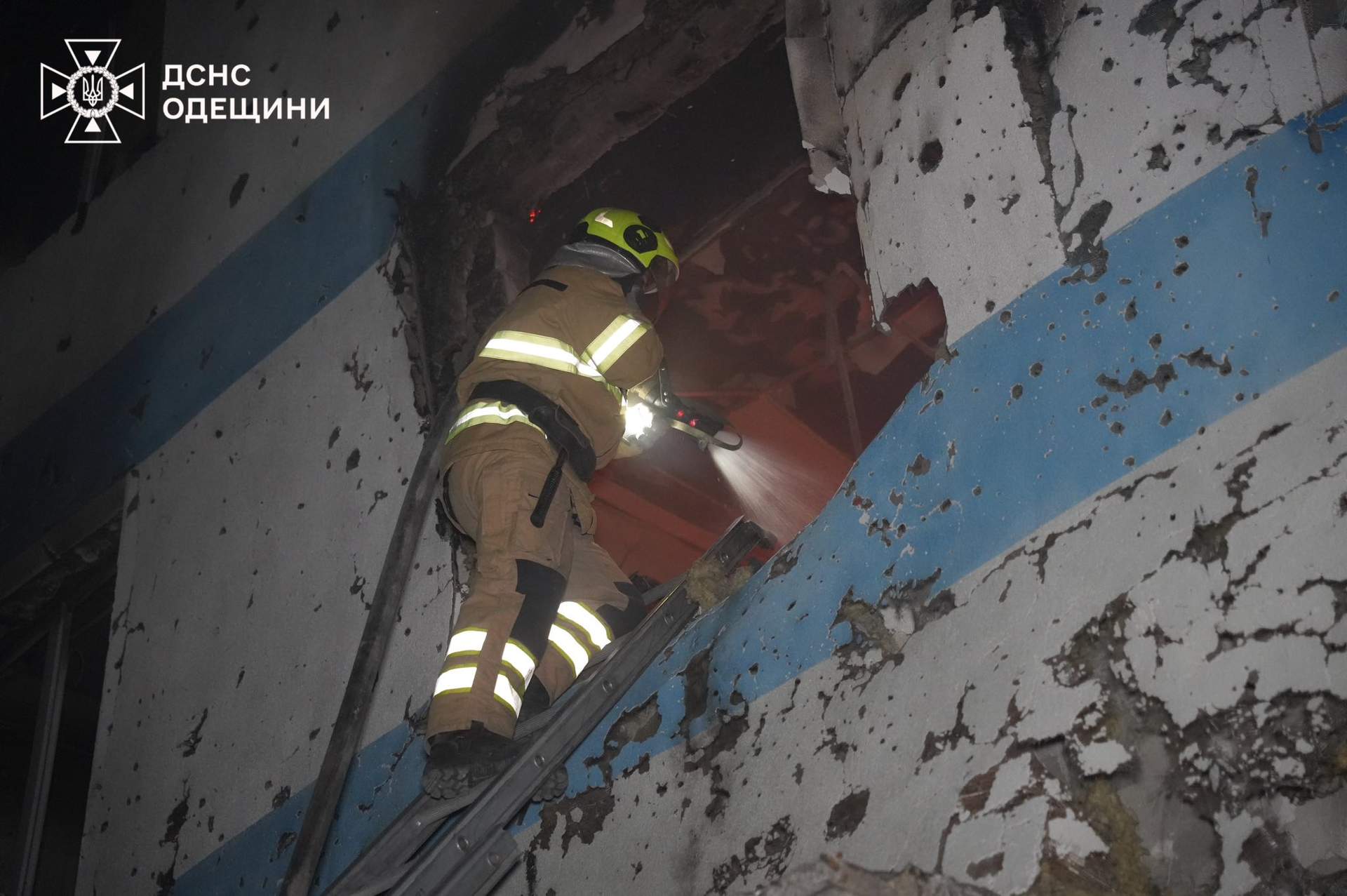 Пошкоджень від російської атаки зазнали вночі радіоринок та гуртожиток в Одесі