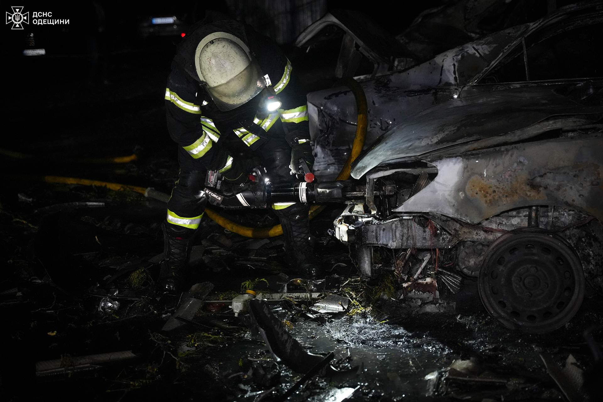 Внаслідок російської атаки в Одесі вночі згоріли 20 авто