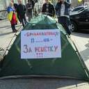 Перед дверью прокуратуры Одесской области сложили шины и повесили чучело